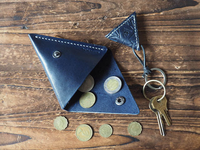 Premium PSD | Leather triangle coin purse mockup, mosaic